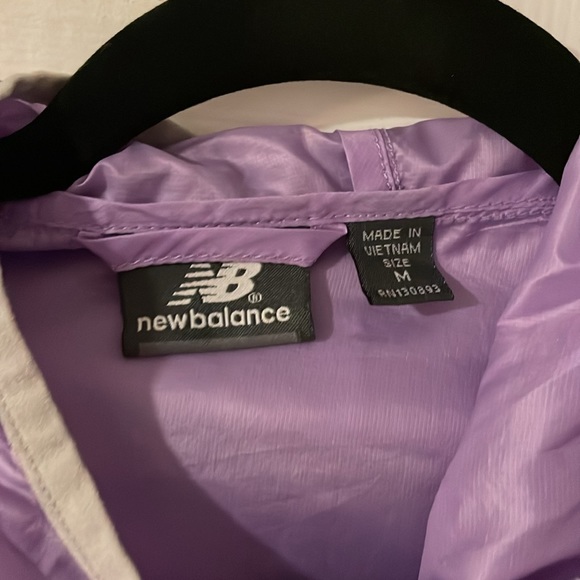 Light wind breaker New Balance Jacket - Picture 3 of 7